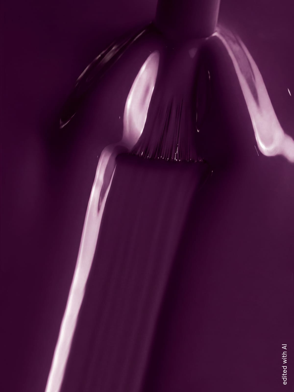 Eine Nahaufnahme der glänzenden, abstrakten Oberfläche von „Gitti Nr. 062“ zeigt glatte, reflektierende Texturen und eine digital veredelte Oberfläche, die einen rötlichen Unterton zur Geltung bringt, der die Fülle des tiefen Lilatons unterstreicht.