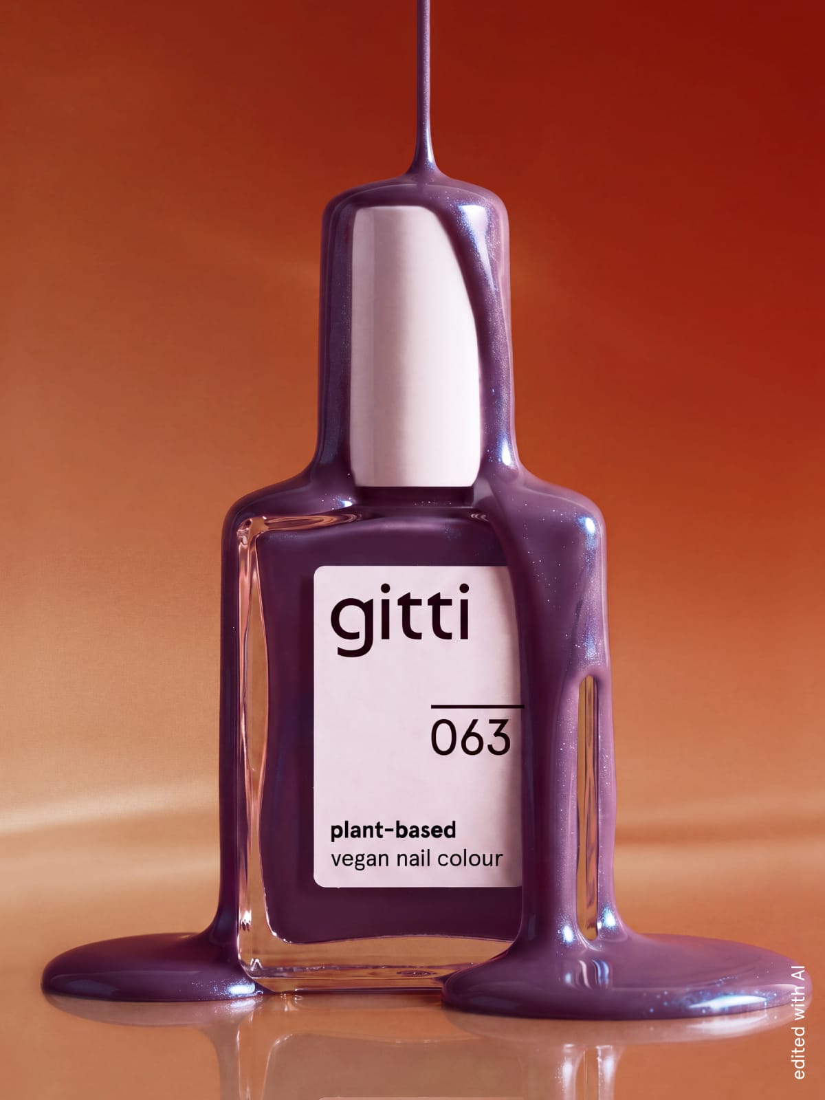 Eine Flasche des pflanzlichen, veganen Nagellacks „Gitti Nr. 063“ in einem halbtransparenten Pflaumenton mit einem Hauch von blauem Schimmer ist mit violettem Nagellack überzogen und vor einem warmtonigen Hintergrund platziert.