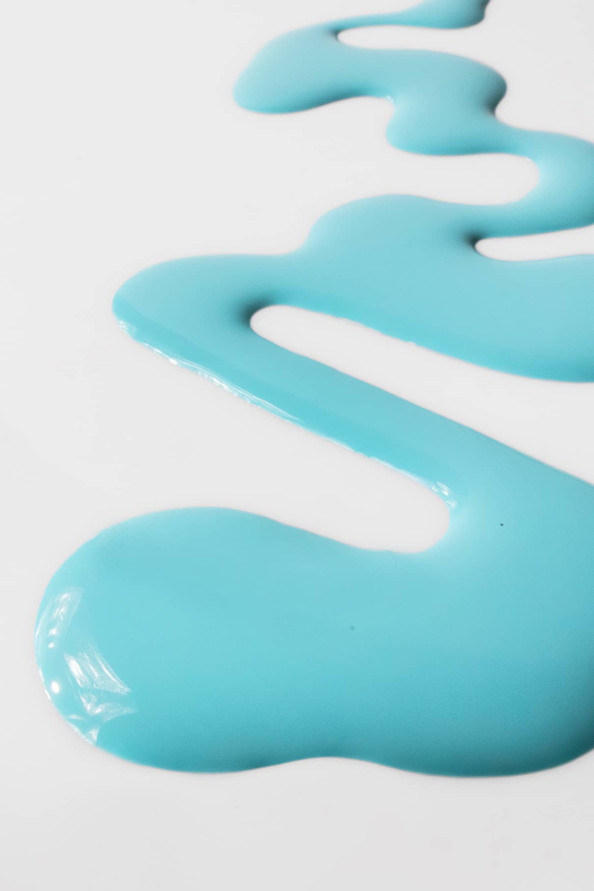 Hellblaue gitti kids no. 01, eine kinderfreundliche Nagelfarbe, ist in unregelmäßigen Formen auf einer weißen Fläche verschüttet und gebündelt.