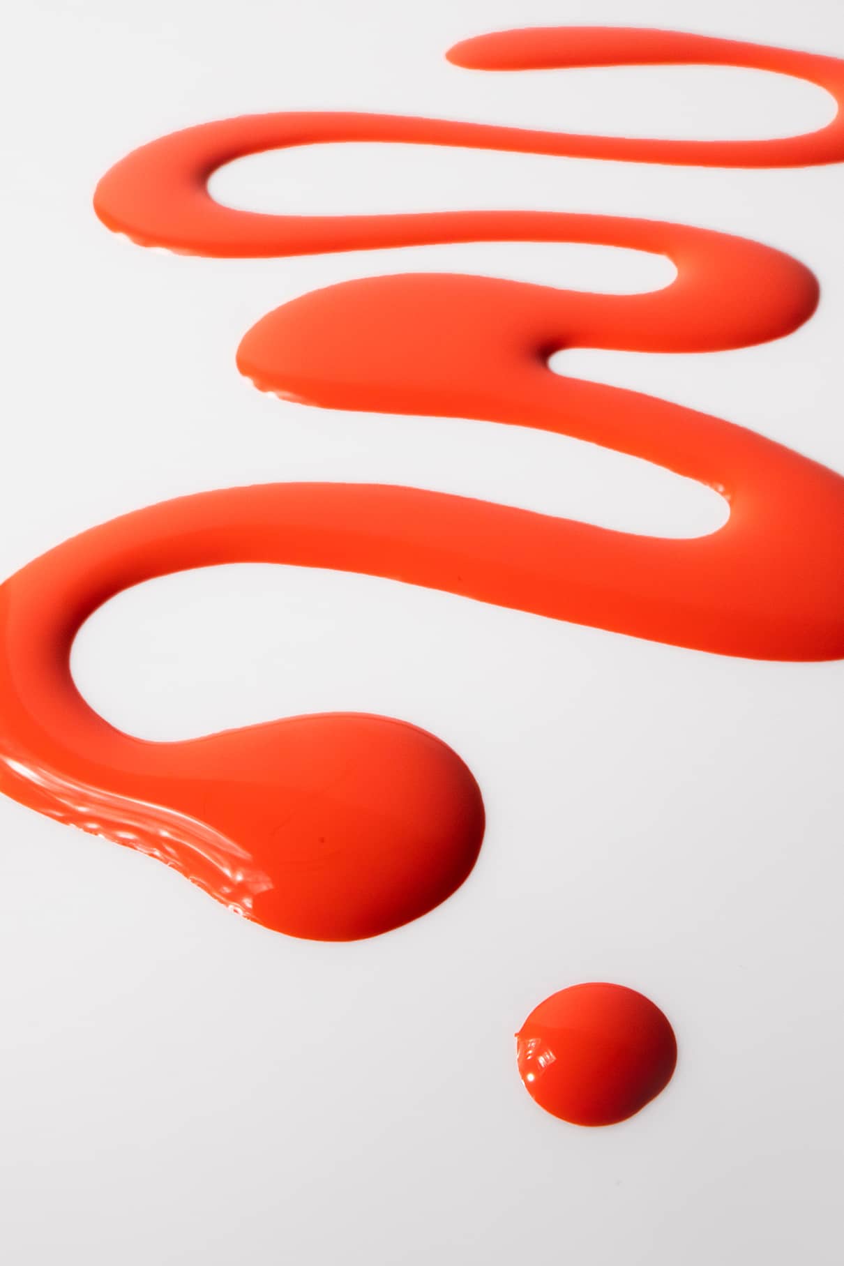 Geschwungene Linien und ein leuchtend roter Punkt, gitti kids no. 02, sind auf einer weißen Fläche verteilt.