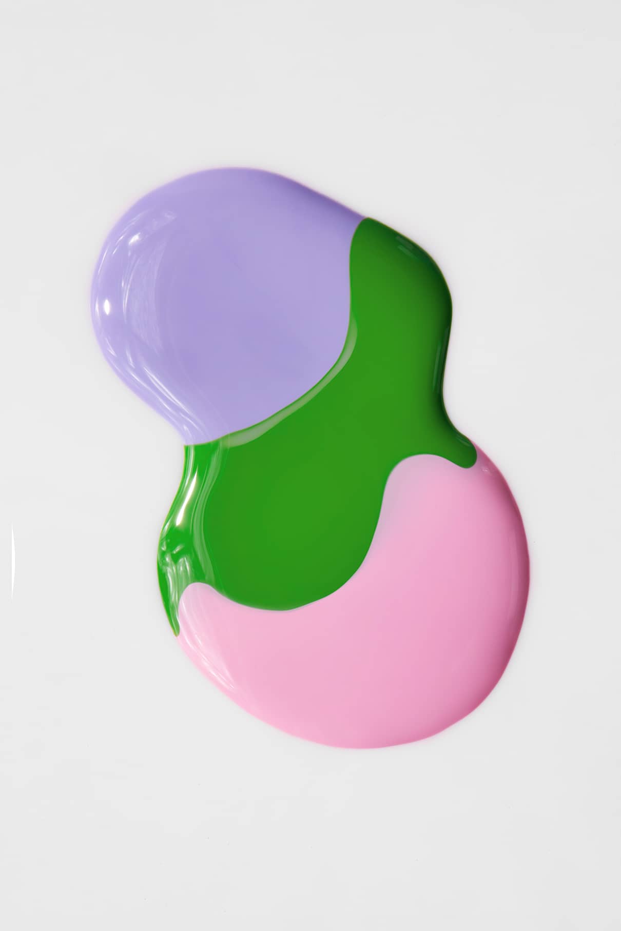 Drei sich überlappende Pfützen in pastelligem Lila (La La Lilac), sanftem Grün (Green Planet) und Rosa ruhen auf einer weißen Oberfläche - perfekt für kreative Kinder mit dem Little Artist Set.