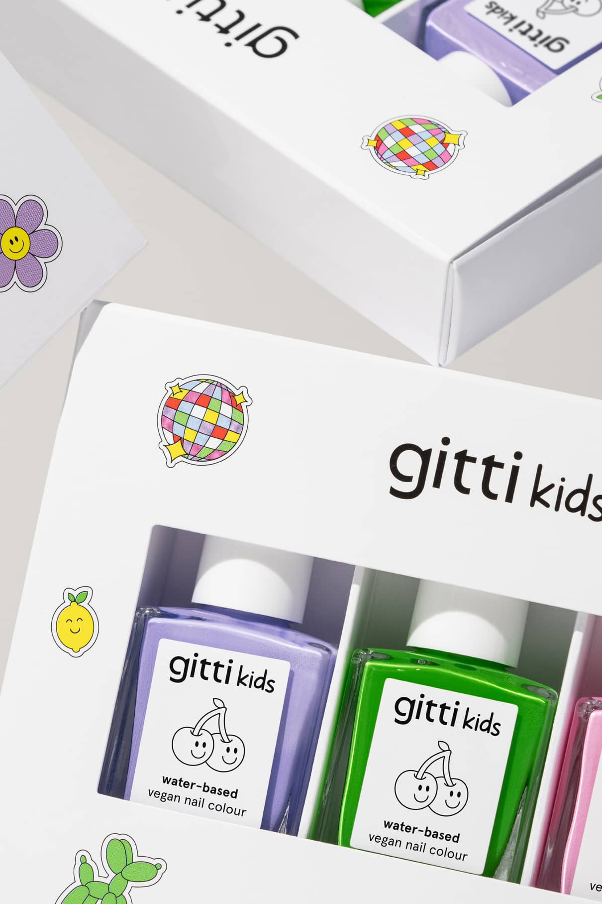 Wir zeigen zwei Little Artist Sets mit veganer Nagelfarbe auf Wasserbasis von gitti kids in verspielten Farbtönen wie La La Lilac. Jedes Set enthält bunte Fläschchen und kreative Verpackungen mit lustigen Aufklebern für ein lebendiges Erlebnis.