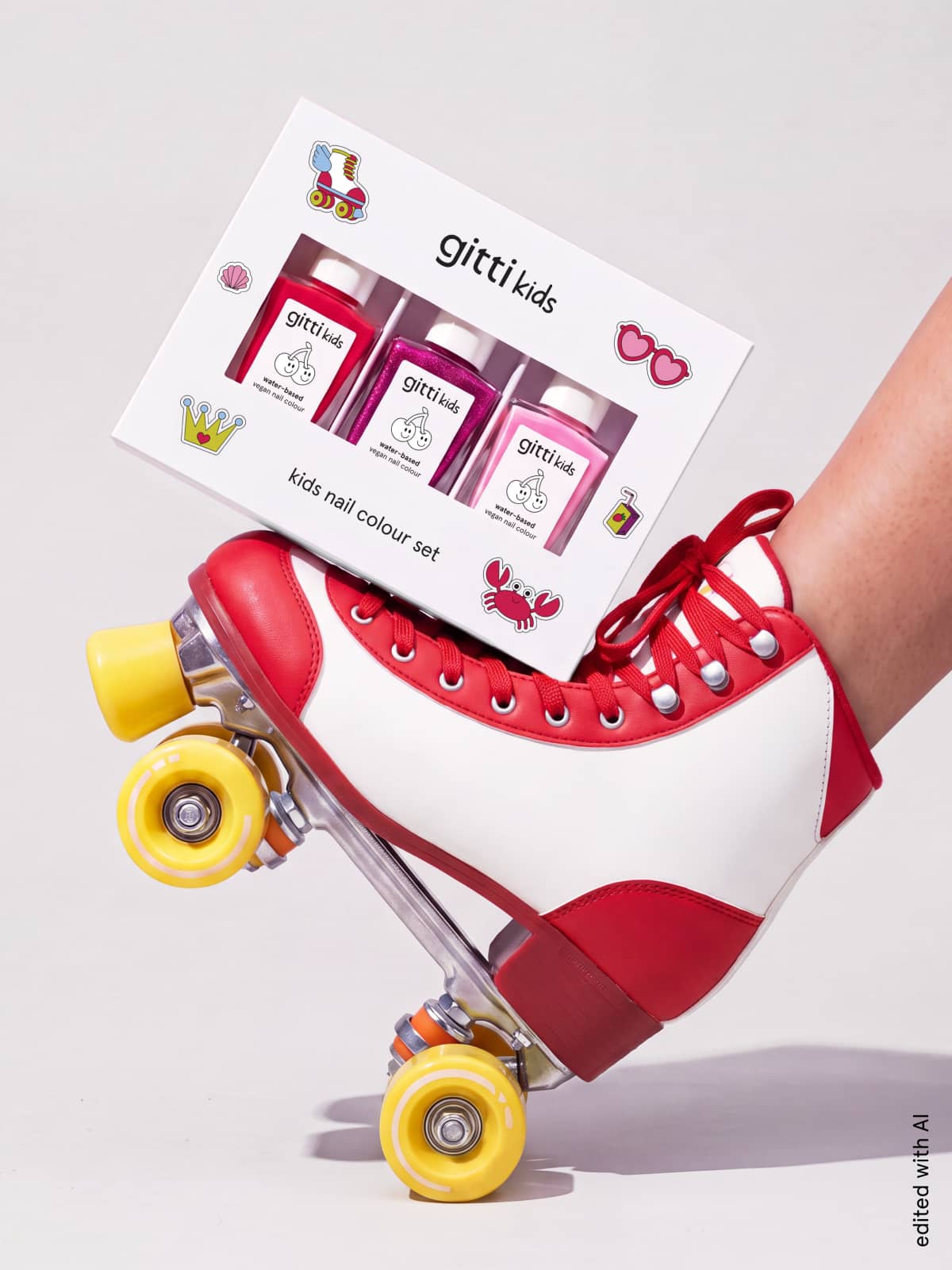 Eine Person, die rot-weiße Rollschuhe trägt, hält das „Bright Moments“-Set in der Hand, ein Nagellack-Set der Marke „gitti kids“ mit den leuchtenden Farbtönen „Bubble Pink“ und „Sunny Coral“, das mit bunten Aufklebern auf einem einfarbigen Hintergrund verziert ist.