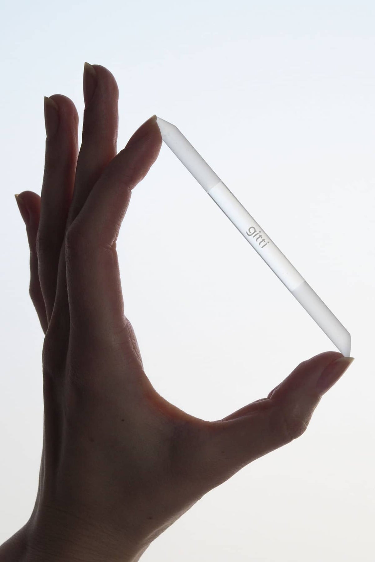 Glas-Nagelhautschieber wird am Nagel angesetzt