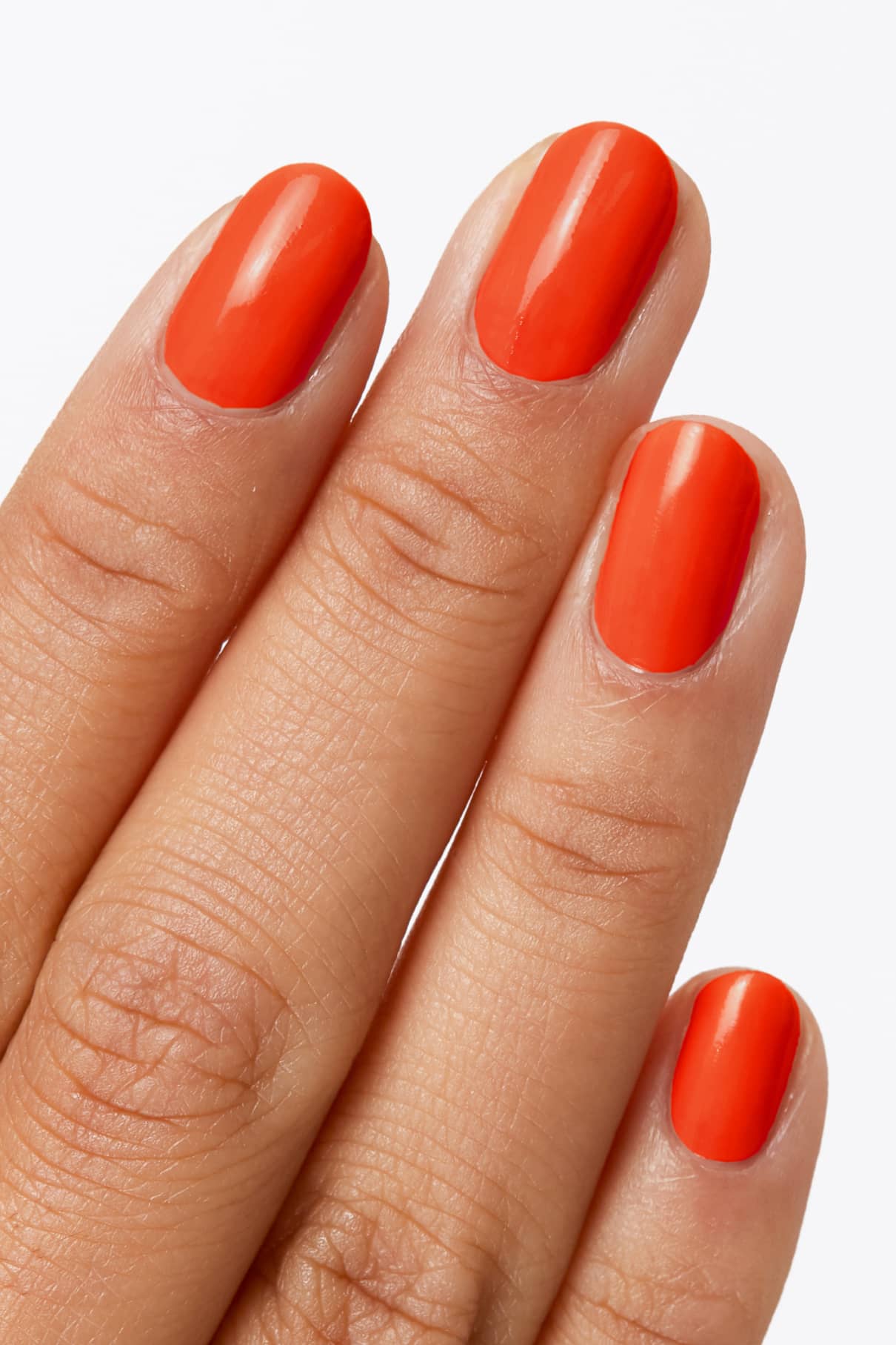 Eine Nahaufnahme einer Hand mit vier Fingern zeigt sauber manikürte Nägel, die mit gitti no. 139, einem intensiven Orangerot-Farbton, der dem glänzenden orangefarbenen Nagellack einen kräftigen, lebendigen Look verleiht.