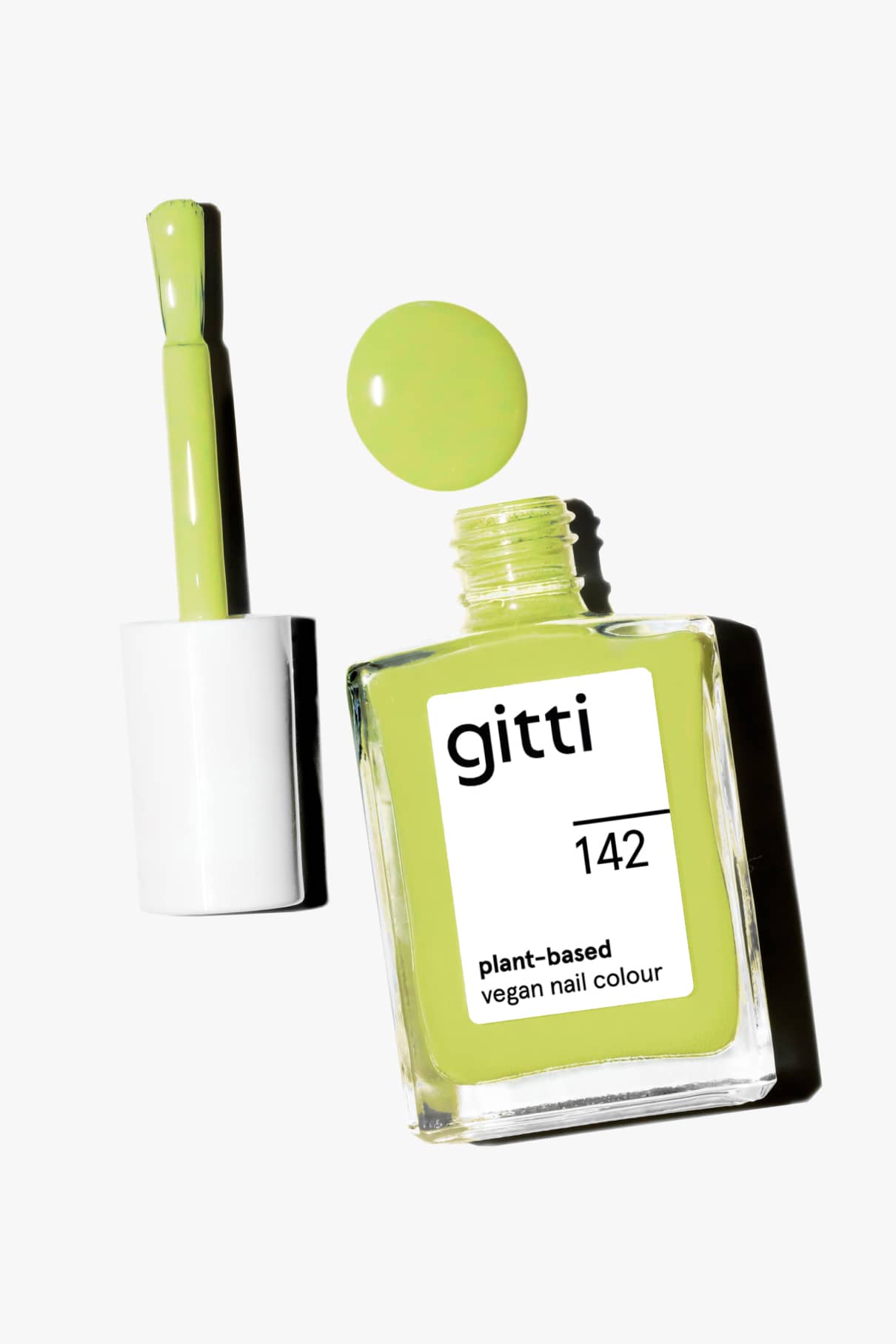 Eine Flasche gitti no. 142 pflanzlicher veganer Nagellack in frischem Gelbgrün, mit Kappe und Pinsel daneben und einem Tropfen des Lacks auf der Oberfläche.