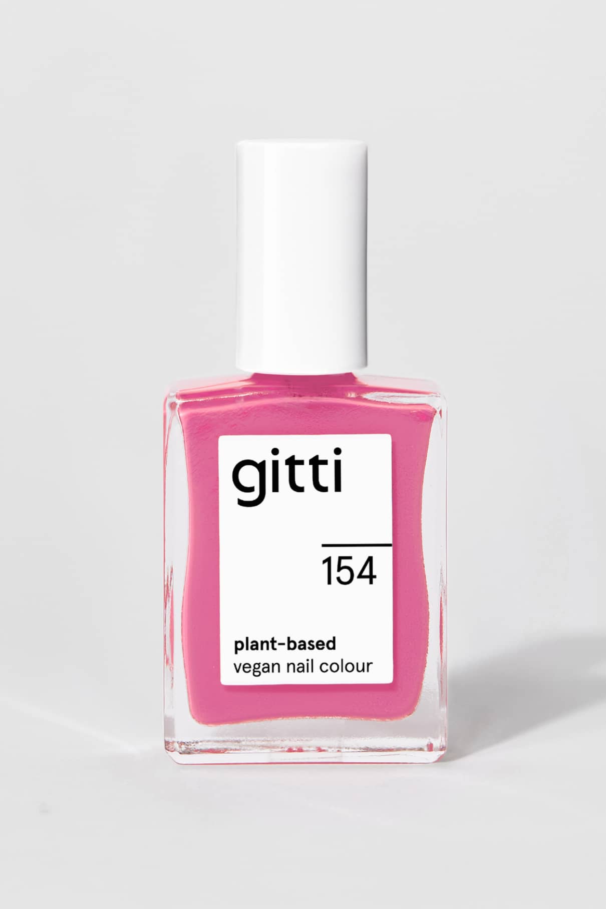 Eine Flasche gitti no. 154 pflanzliche vegane Nagelfarbe mit weißem Etikett und weißer Kappe, gefüllt mit warmem Rosa-Lack, einem leuchtenden Rosaton, der sich schön abhebt.
