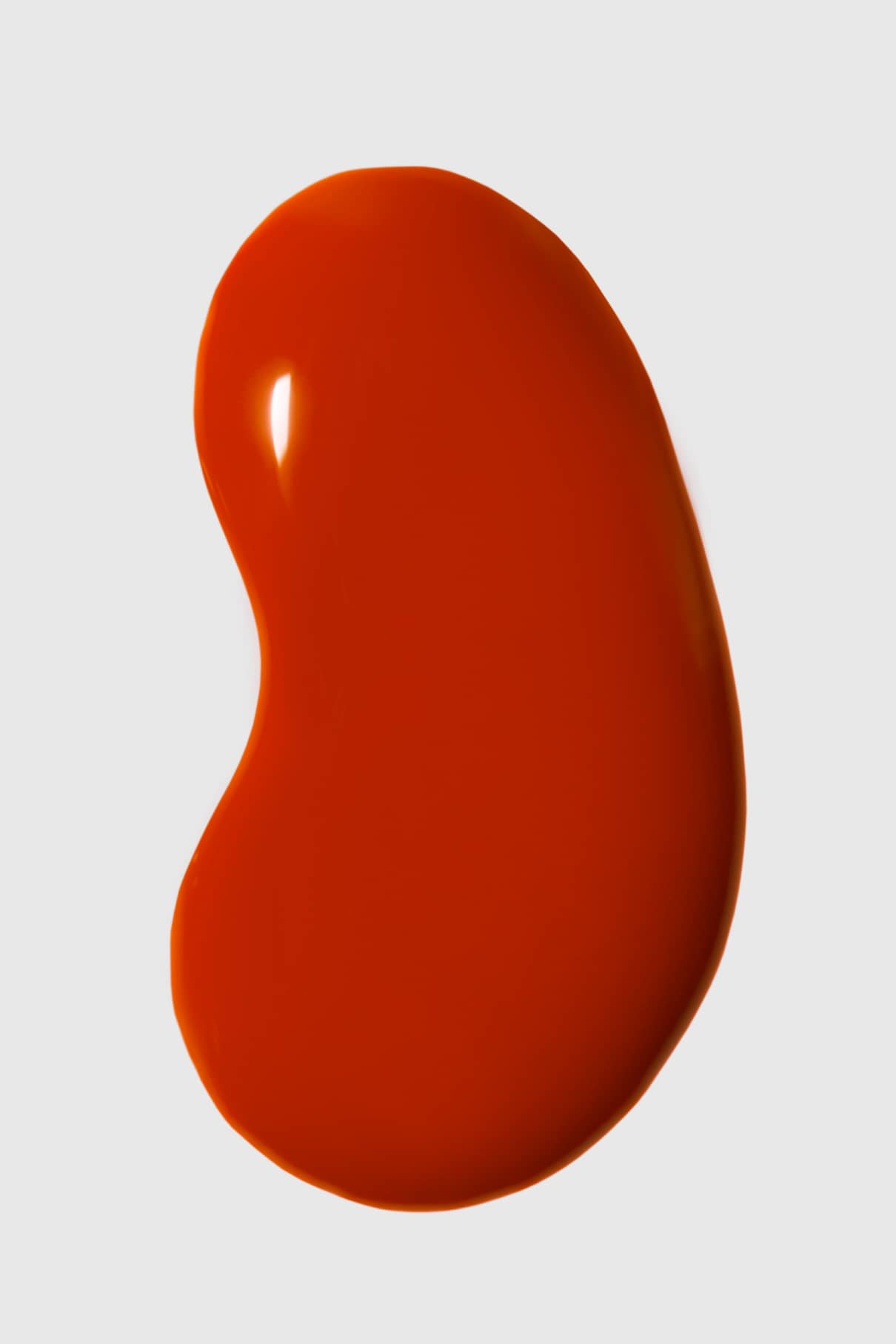 Ein Spritzer Gitti Nr. 178, eine dicke, warme, rot-orangefarbene (orangerot) bohnenförmige Sauce, auf einem schlichten weißen Hintergrund.