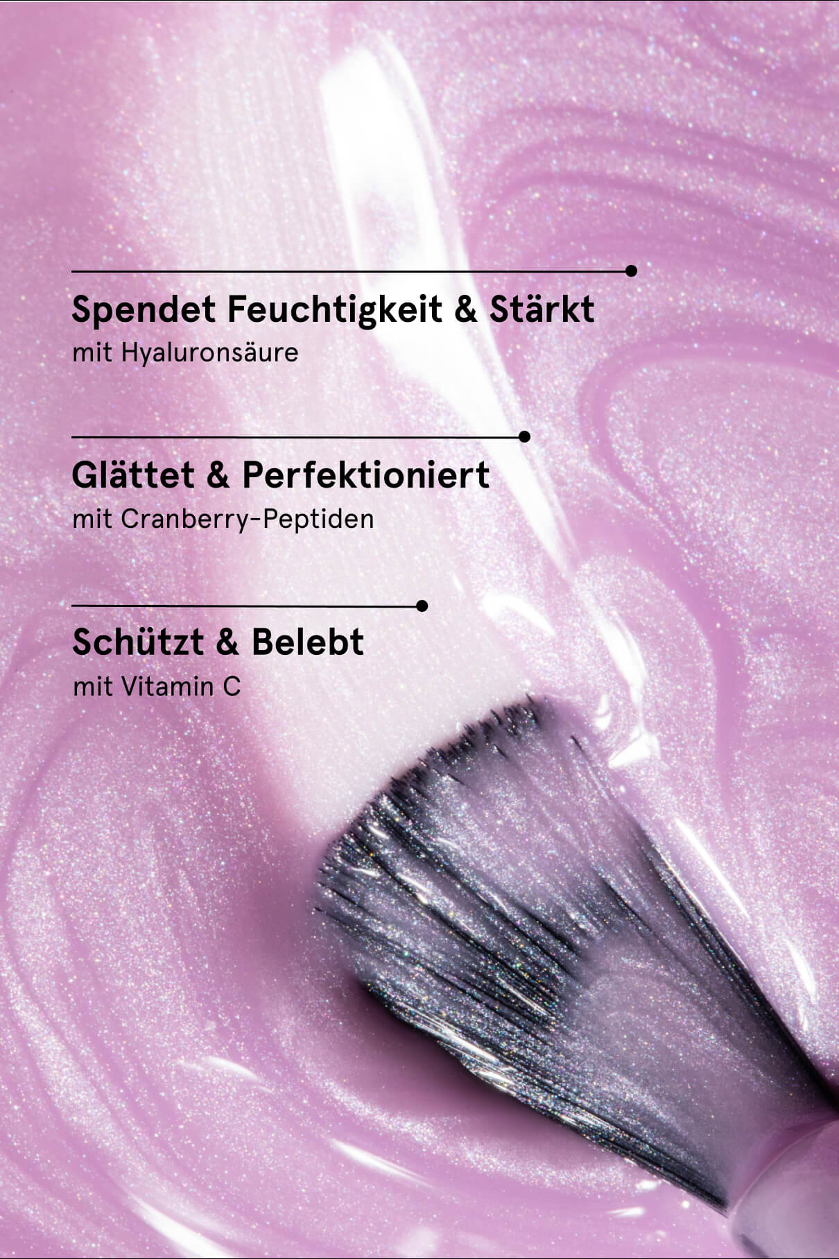 Nahaufnahme des Pinsels von Skinified Nail Tint 04 auf hellviolettem Hintergrund, mit deutschem Text, der die Vorteile von Hyaluronsäure, Cranberry-Peptiden und Vitamin C hervorhebt.