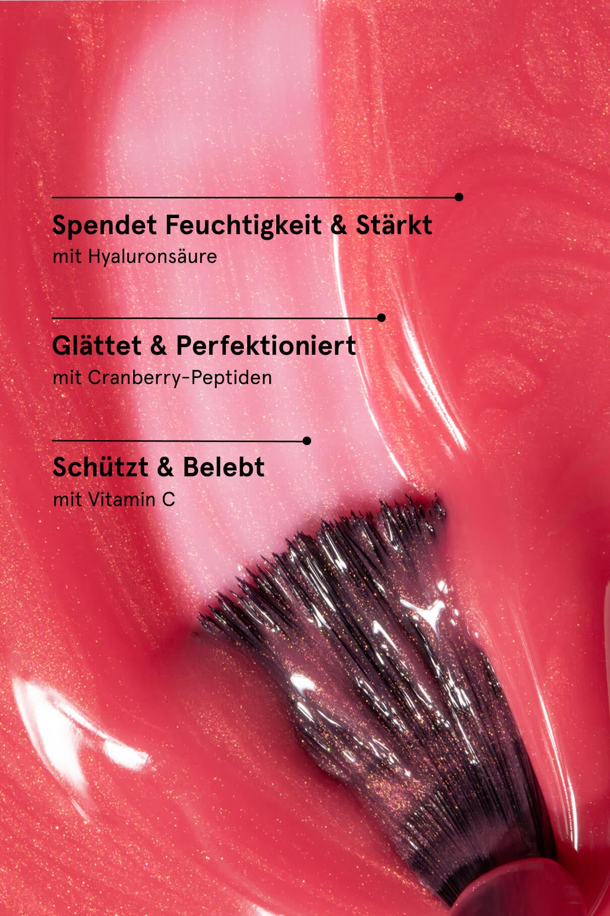 Der schwarze Pinsel von Skinified Nail Tint 05 trägt schimmernden rosa Lack auf. Der deutsche Text weist auf Hyaluronsäure zur Feuchtigkeitsversorgung, Cranberry-Peptide zur Glättung und Vitamin C zum Schutz hin.