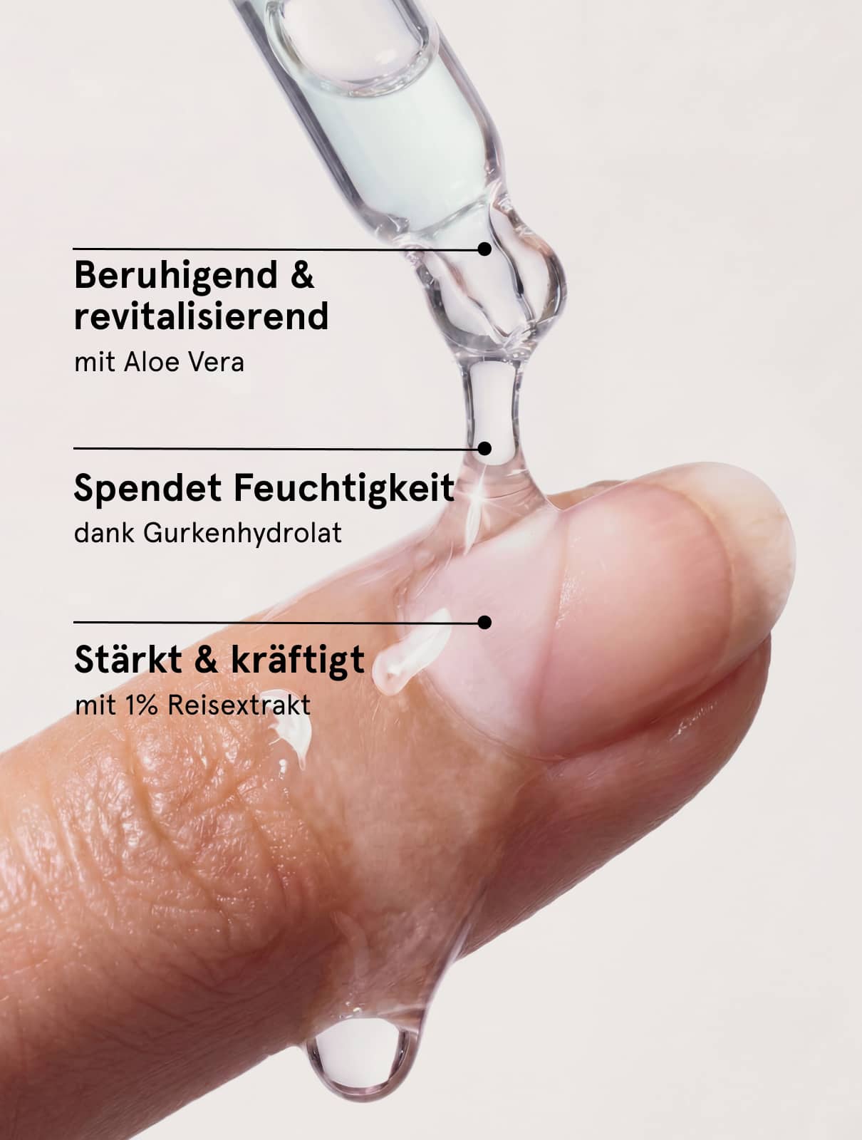 Mit einem Tropfer lässt sich das „Colour & Concentrate Trio“-Serum auf den Finger auftragen. Der deutsche Text hebt die Vorteile hervor: beruhigend durch Aloe Vera, feuchtigkeitsspendend durch Gurkenhydrolat und stärkend durch 1 % Reisextrakt. Dieses Serum enthält pflanzenbasierte Farbstoffe und verleiht Ihrer Nagelpflege eine sanfte und natürliche Note.