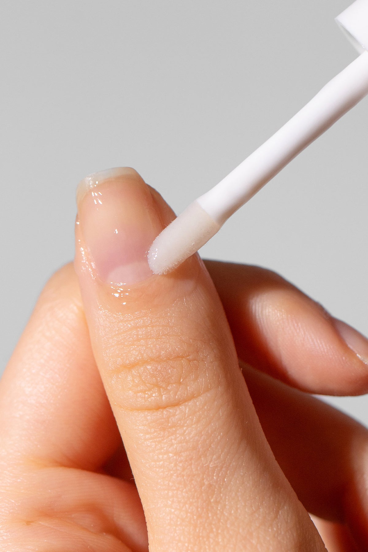Anwendung der Nagelhautpflege am Finger