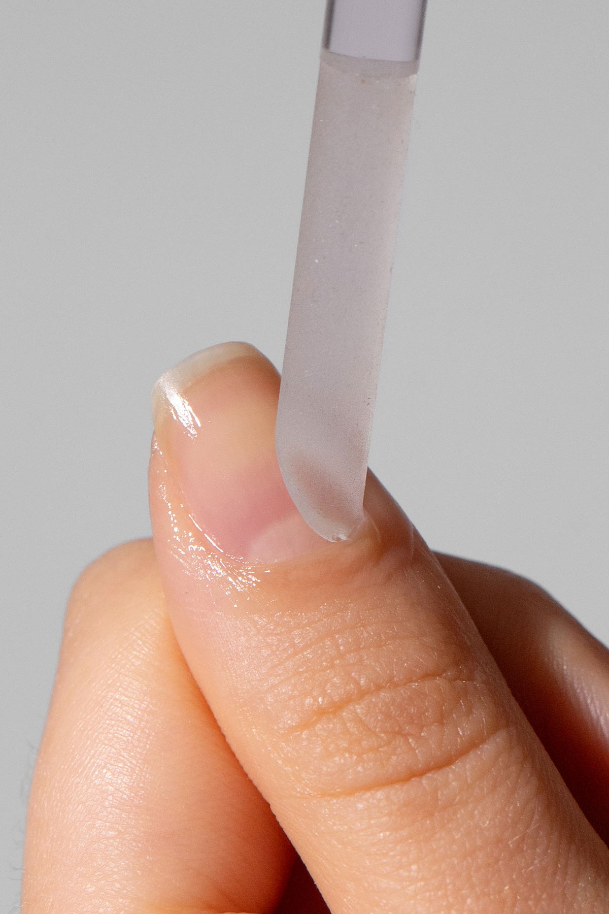 Nagelhaut wird mit dem Nagelhautschieber sanft zurückgeschoben