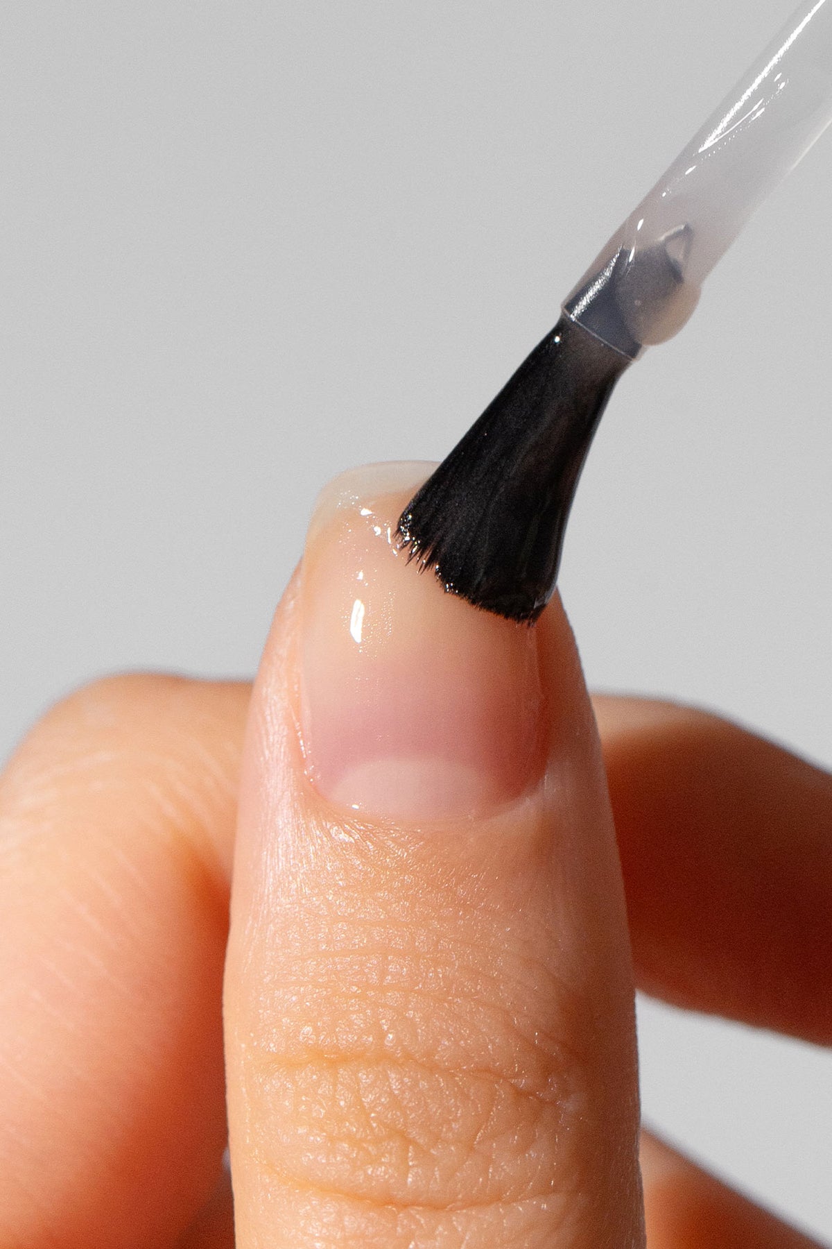 Nagelserum in der Anwendung