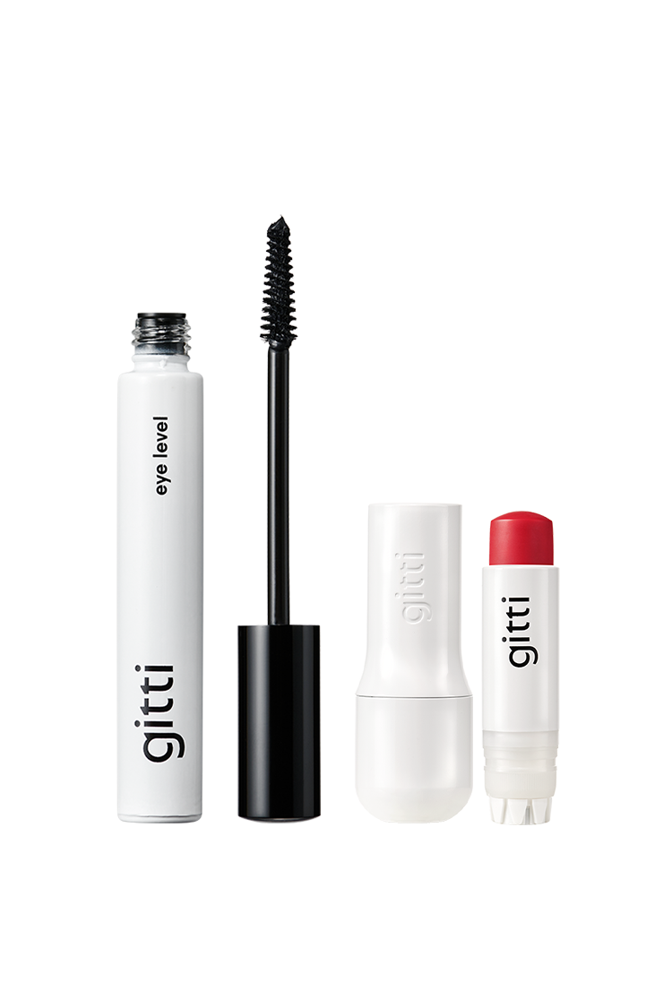 Das Daily Essential Duo, bestehend aus einer schwarzen Mascara-Tube mit freiliegendem Stift und einer weißen Tube mit rotem Lip Sync Farbe balm, wird vor einem weißen Hintergrund präsentiert.