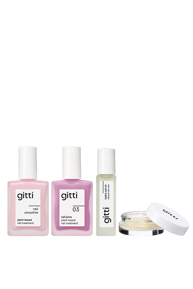 Das „Summer Treatment Starter“-Set enthält vier Gitti-Nagelpflegeprodukte: zwei rosa Pflegelacke auf pflanzlicher Basis, ein klares Hydra-Nagelöl zur Stärkung der Nägel und ein kleines, offenes Töpfchen mit Nagellackentferner-Balsam mit weißem Deckel.