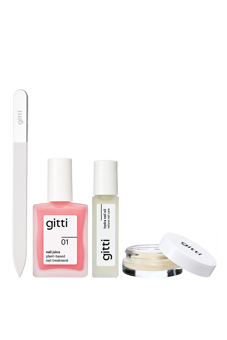 Das „Travel Essentials“-Set von gitti umfasst vier Nagelpflegeprodukte – ideal für Sommernägel –, darunter eine Glasfeile, eine Flasche rosa Pflegelack, eine Flasche mit klarem Nagelöl zur Nagelhautpflege und ein kleines Töpfchen mit weißem Deckel – wunderschön präsentiert vor weißem Hintergrund.