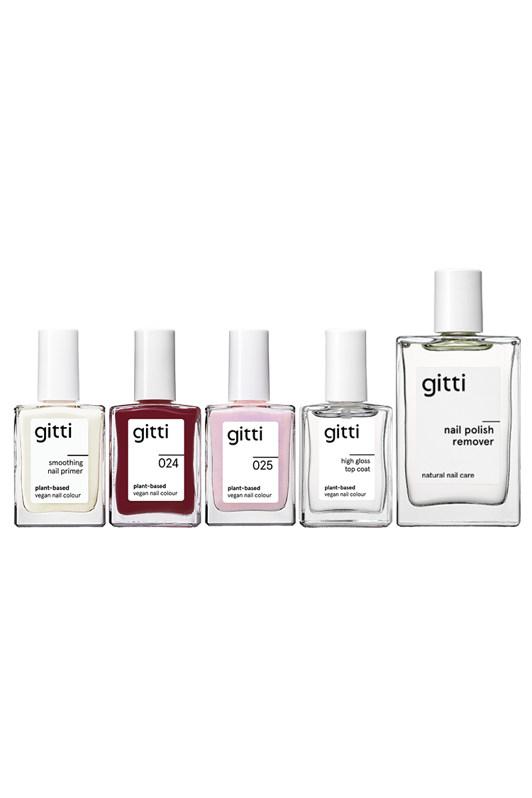 Fünf Flaschen aus dem All-in-One-Set von Gitti - darunter Nagelfarben, Nagelgrundierung und Nagellackentferner - stehen fein säuberlich in einer Reihe auf einem schlichten weißen Hintergrund.