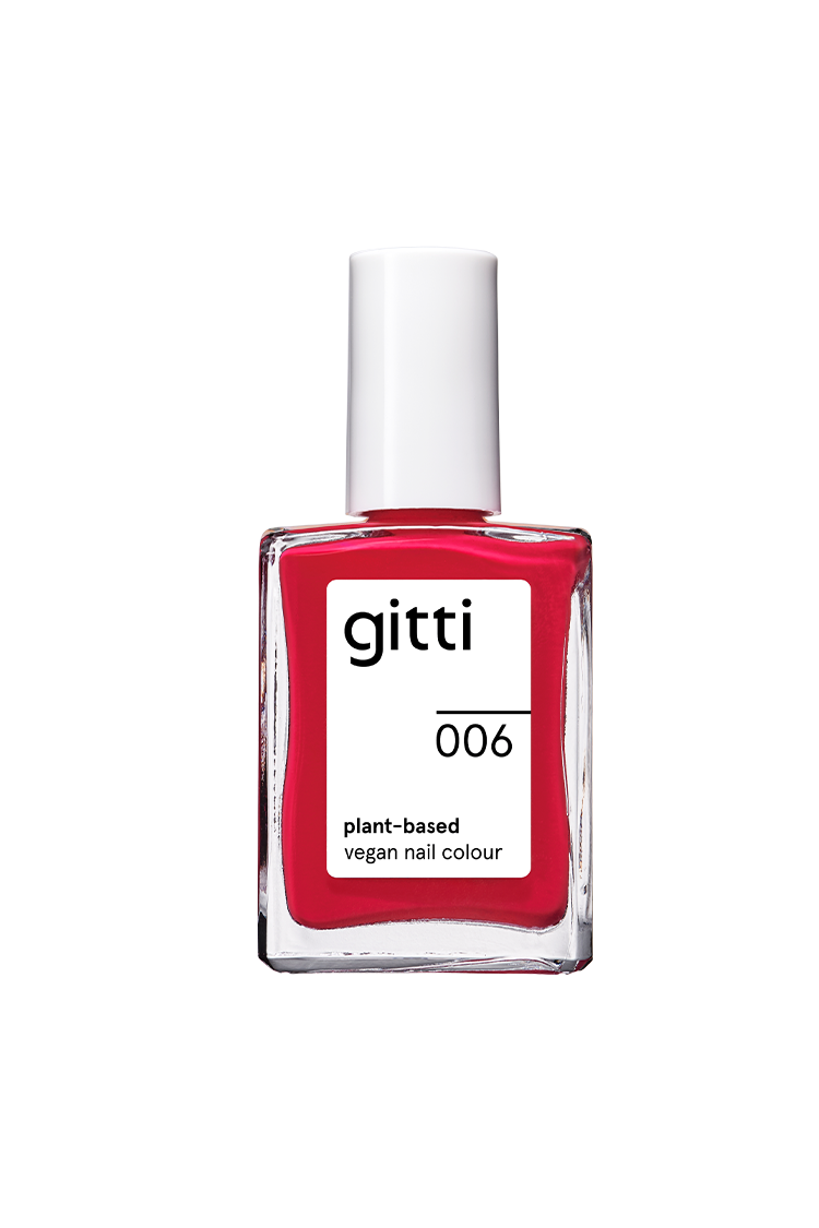 Eine Flasche gitti no. 006 pflanzlicher veganer Nagellack in kräftigem Rot mit rosa Unterton, verpackt in einer quadratischen klaren Flasche mit weißer Kappe und mit einer verbesserten Formel für langanhaltende Farbe.