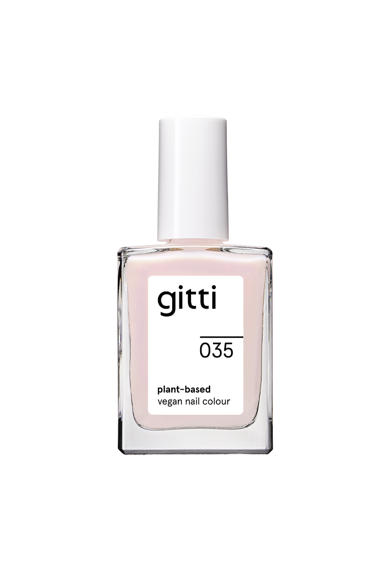 Eine klare Glasflasche mit weißer Kappe zeigt gitti no. 035 pflanzliche vegane Nagelfarbe mit weißer Kappe zeigt einen zarten, halbtransparenten rosa Farbton mit einem Hauch von blauem Schimmer.