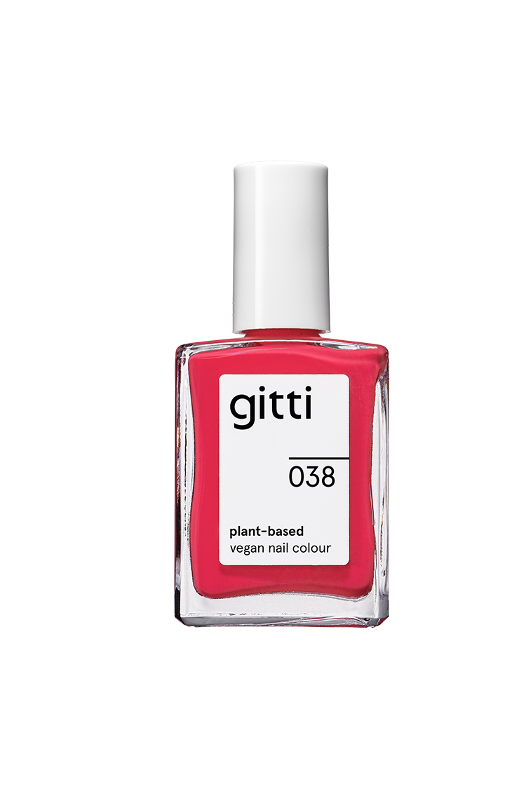 Gitti no. 038, eine pflanzliche, vegane Nagelfarbe im Farbton Korallrot, kommt in einer quadratischen Glasflasche mit weißem Verschluss und Etikett und verleiht Ihrer Maniküre warme Tiefe.