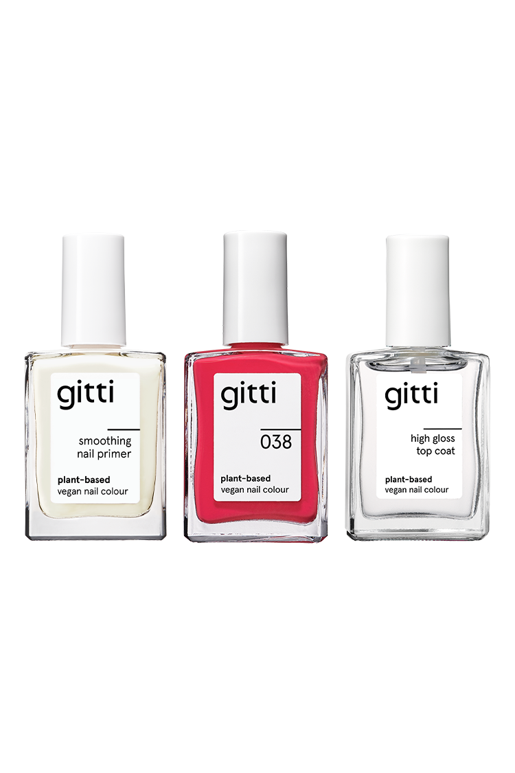Die Infinite Gloss Routine besteht aus drei rechteckigen Flaschen: Glättende Nagelgrundierung, rote Nagelfarbe auf pflanzlicher Basis (Farbton 038) und ein Hochglanz-Überlack für eine atemberaubende, vegane Maniküre.