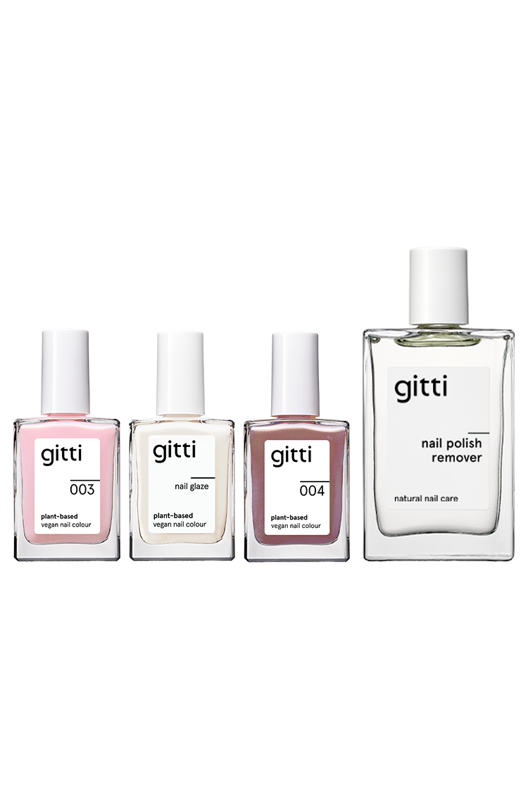 Vier durchsichtige Flaschen von Gitti's Plant Trio + Remover, bestehend aus zwei Nagellacken, einem Top & Base Coat und einem Remover, werden vor einem weißen Hintergrund präsentiert.
