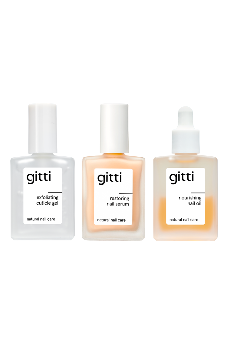 Drei quadratische Flaschen mit Gitti Nail Recovery Treatment-Produkten - Nagelhautpflege-Gel, restaurierendes Nagelserum und nährendes Nagelöl - sind nebeneinander auf weißem Hintergrund angeordnet, um eine effektive 3-Schritt-Nagelpflege zu ermöglichen.