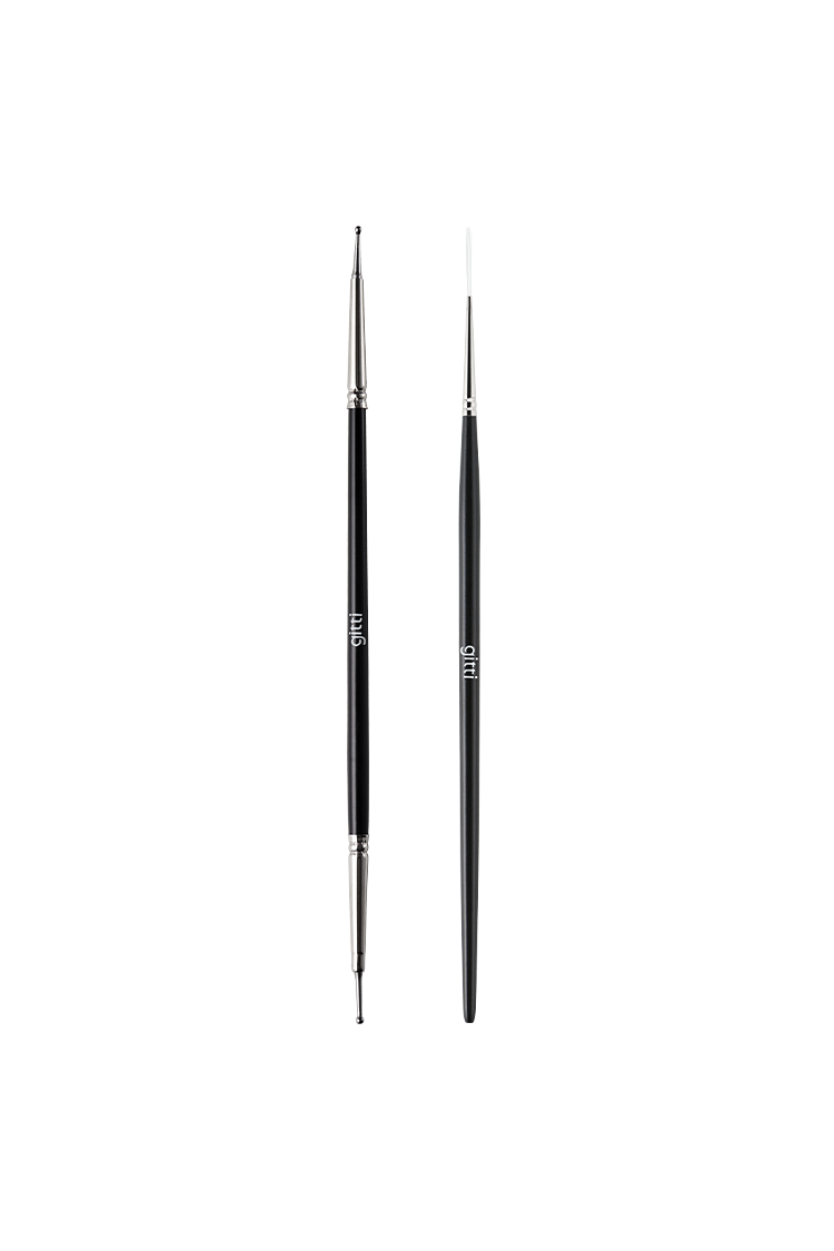 Der Nail Art Duo ist ein doppelendiger Make-up-Pinsel mit einer dünnen, spitzen Spitze auf der einen Seite und einer kleinen, abgerundeten Spitze auf der anderen Seite, alles mit einem eleganten schwarzen Griff.