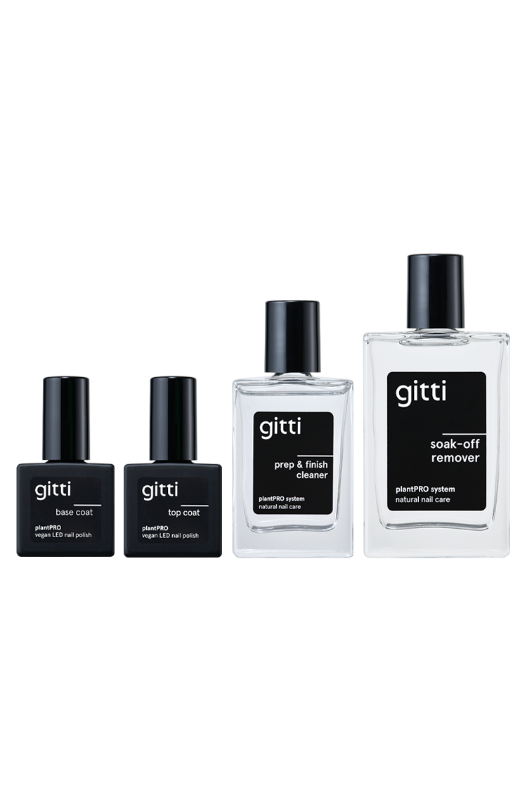 Das plantPRO Refill Set enthält vier gitti Nagelpflegeprodukte in quadratischen Flaschen - Base Coat, Top Coat, Prep & Finish Cleaner und Soak-off Remover - alle mit schwarzen Kappen und schlichten schwarz-weißen Etiketten.
