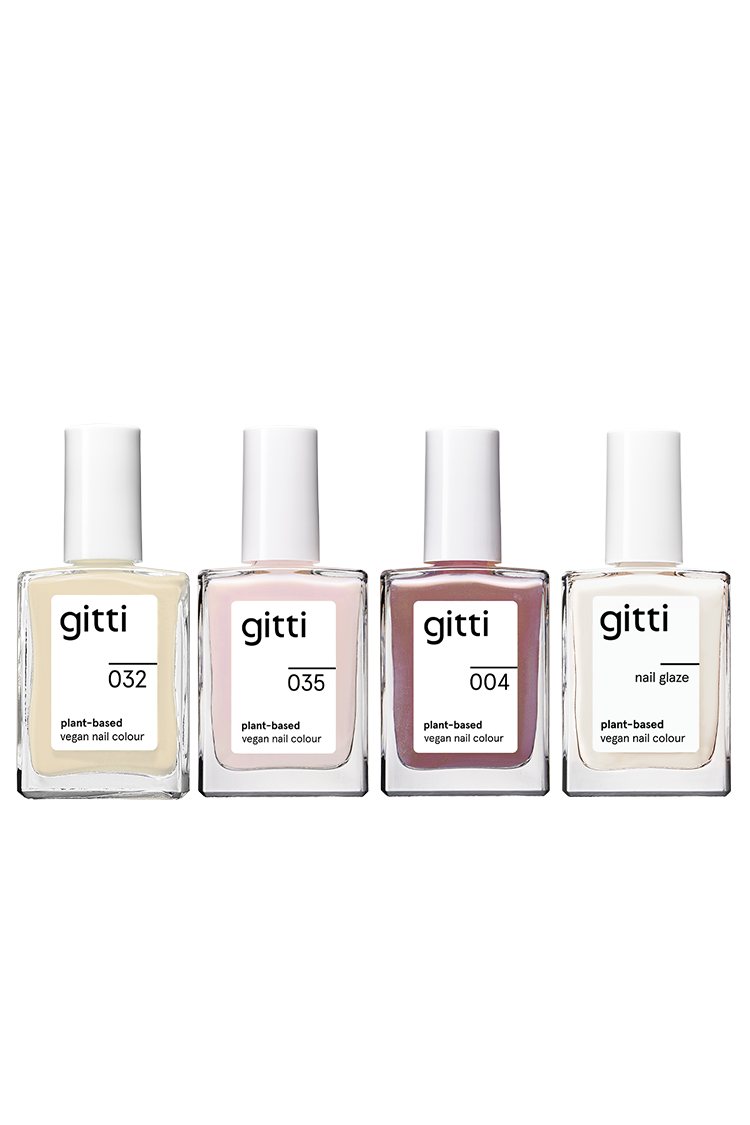 Vier Flaschen aus der Plant Collection - der pflanzliche vegane Nagellack von Gitti in den Farben 032, 035, 004 und Nail Glaze - sind nebeneinander auf einem weißen Hintergrund angeordnet.