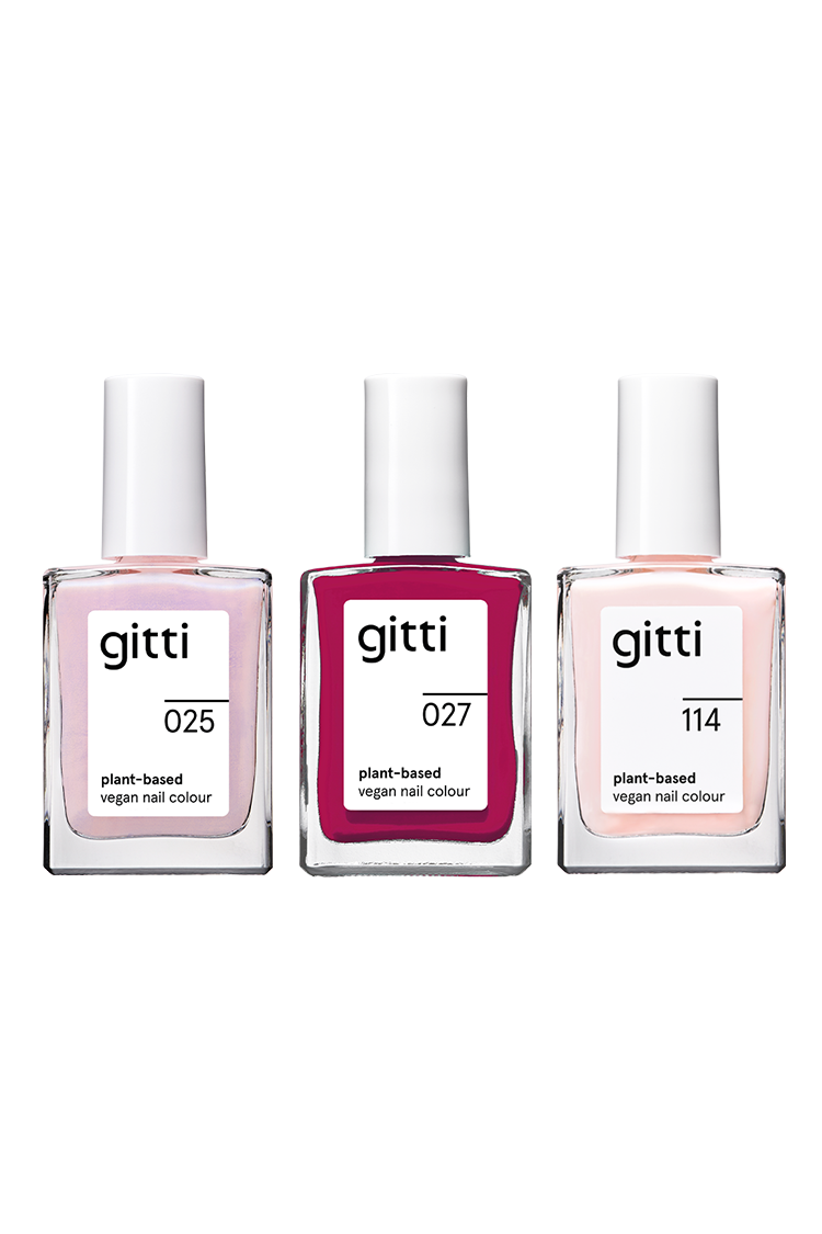 Drei Flaschen des pflanzlichen veganen Nagellacks Gitti Plant Trio in den Farben 025, 027 und 114 sind nebeneinander auf einem weißen Hintergrund angeordnet.