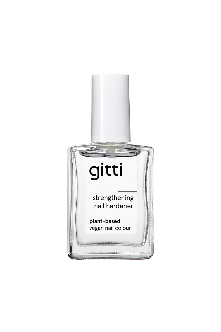 Eine durchsichtige Glasflasche mit weißer Kappe für den Strengthening Nail Hardener. Auf dem Etikett steht "vegane Nagelfarbe auf Pflanzenbasis" - ideal für brüchige Nägel und für sichtbar stärkere Nägel.