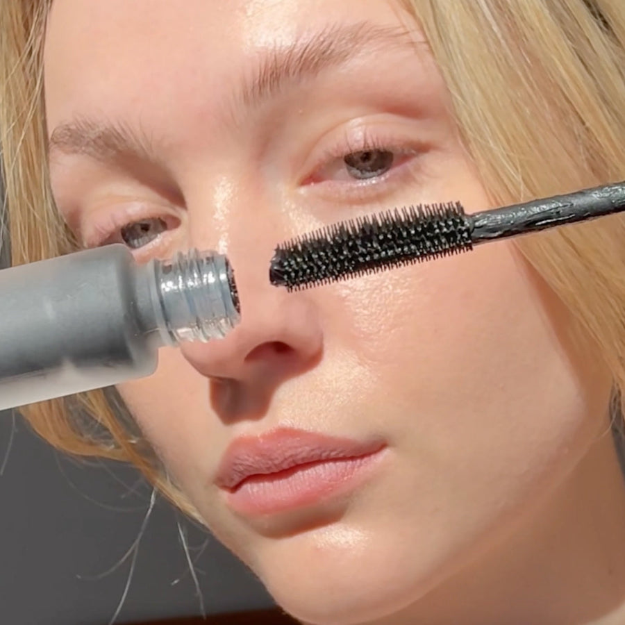 Model mit Infinite Lash Mascara Schwarz