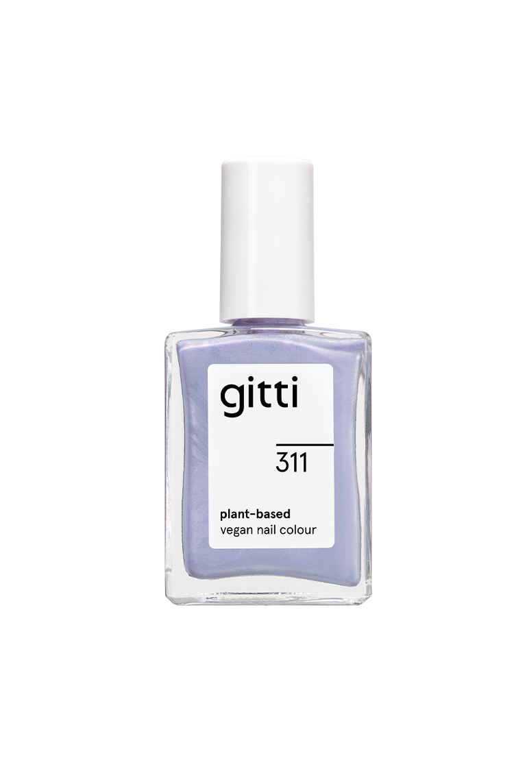 Eine Flasche gitti no. 311, eine vegane Nagelfarbe auf pflanzlicher Basis in einem pastellfarbenen Lila-Ton mit Metallic-Finish und weißer Kappe.
