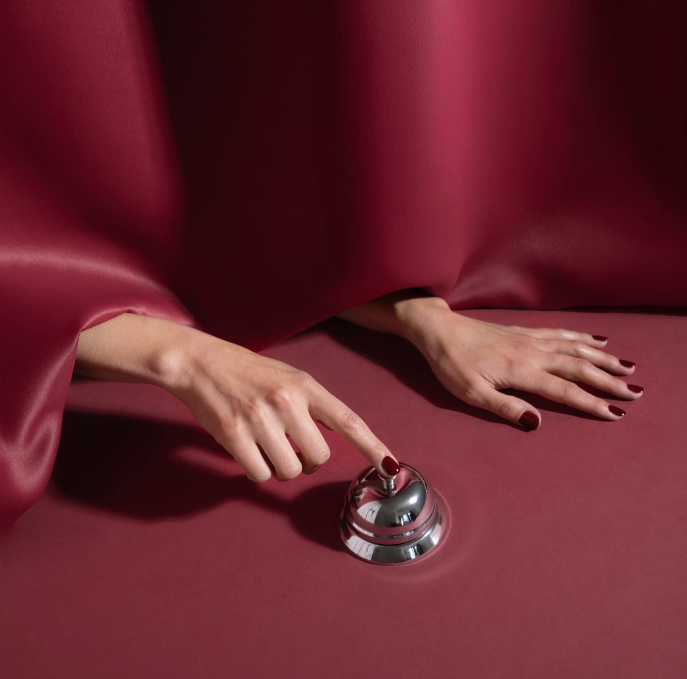 Roter schwerer Vorhang, Hände mit rotem Nagellack