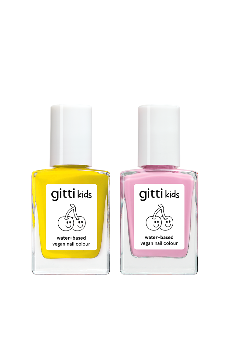 Zwei Flaschen aus dem Kids Duo Set - eine gelbe und eine rosafarbene, beide vegane Nagellacke auf Wasserbasis mit weißen Kappen und niedlichen Kirschen auf dem Etikett.