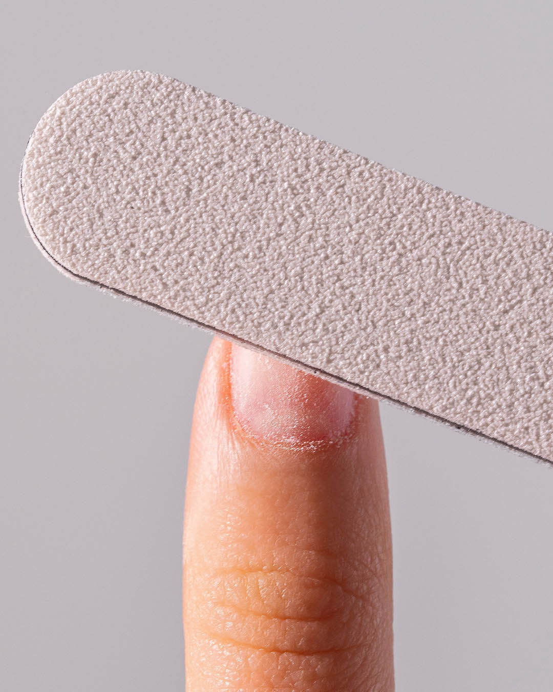 PROBuffer in Benutzung am Fingernagel