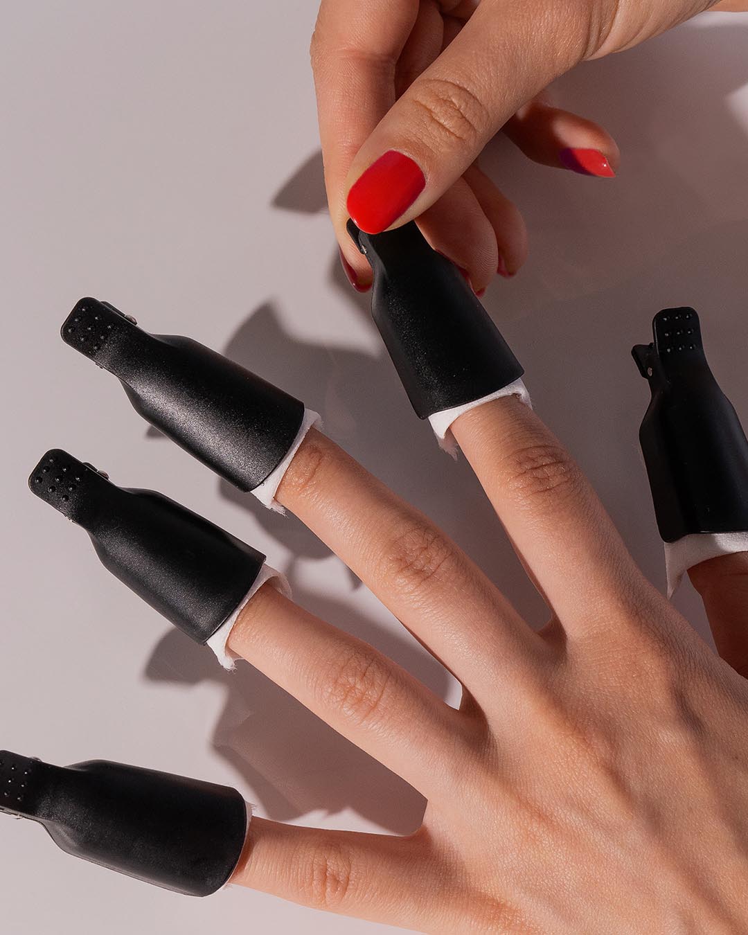 Nagellackentferner wird mit Hilfe von PROclips eingeweicht