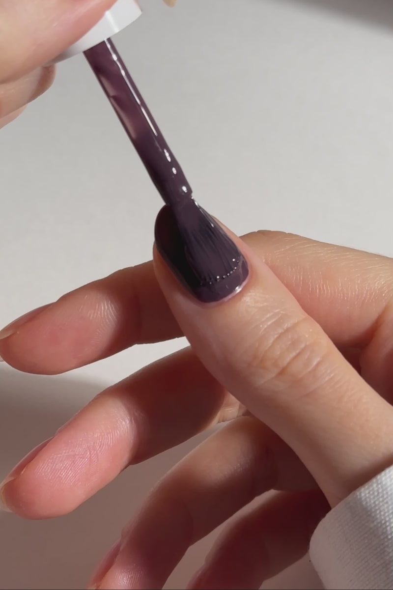 gitti no. 012, Dark Plum Nagellack Auftrag