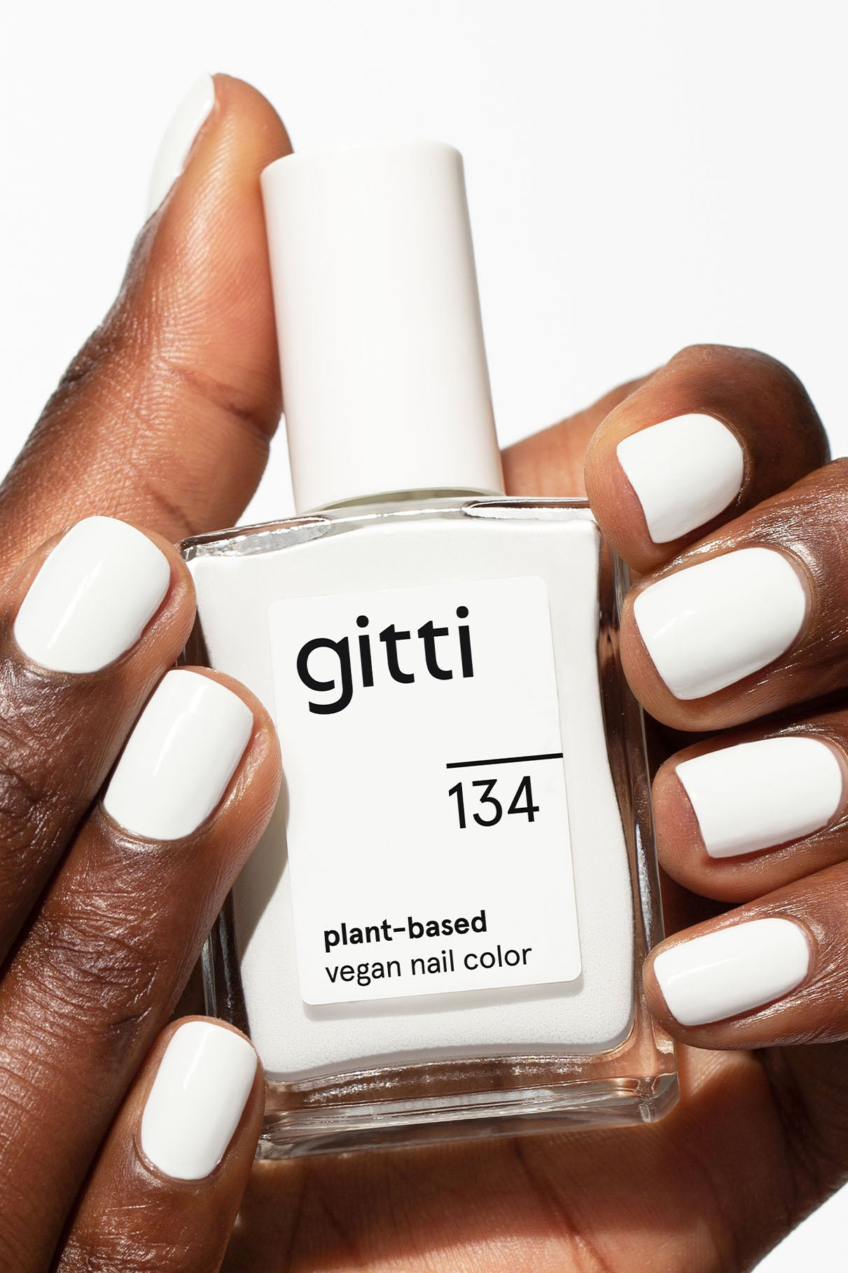 gitti no. 134 Weiß, vegan, langanhaltend und pflanzenbasierte Nagelfarbe, Nagellackflasche, Maniküre und Hände