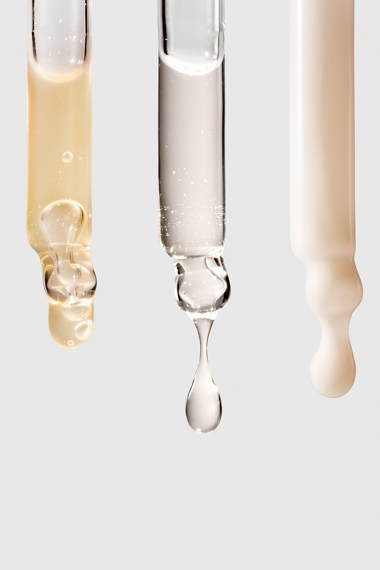 Zwei Glastropfer aus dem Serum Duo spenden verschiedene Seren - ein gelbes und ein weißes - vor einem schlichten hellen Hintergrund.
