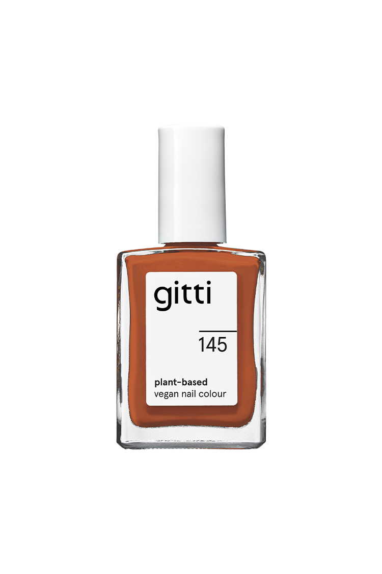 Eine Klarglasflasche mit gitti no. 145 vegane Nagelfarbe auf Pflanzenbasis in Zimtbraun, einem warmen Braunton, mit weißem Verschluss und Etikett.