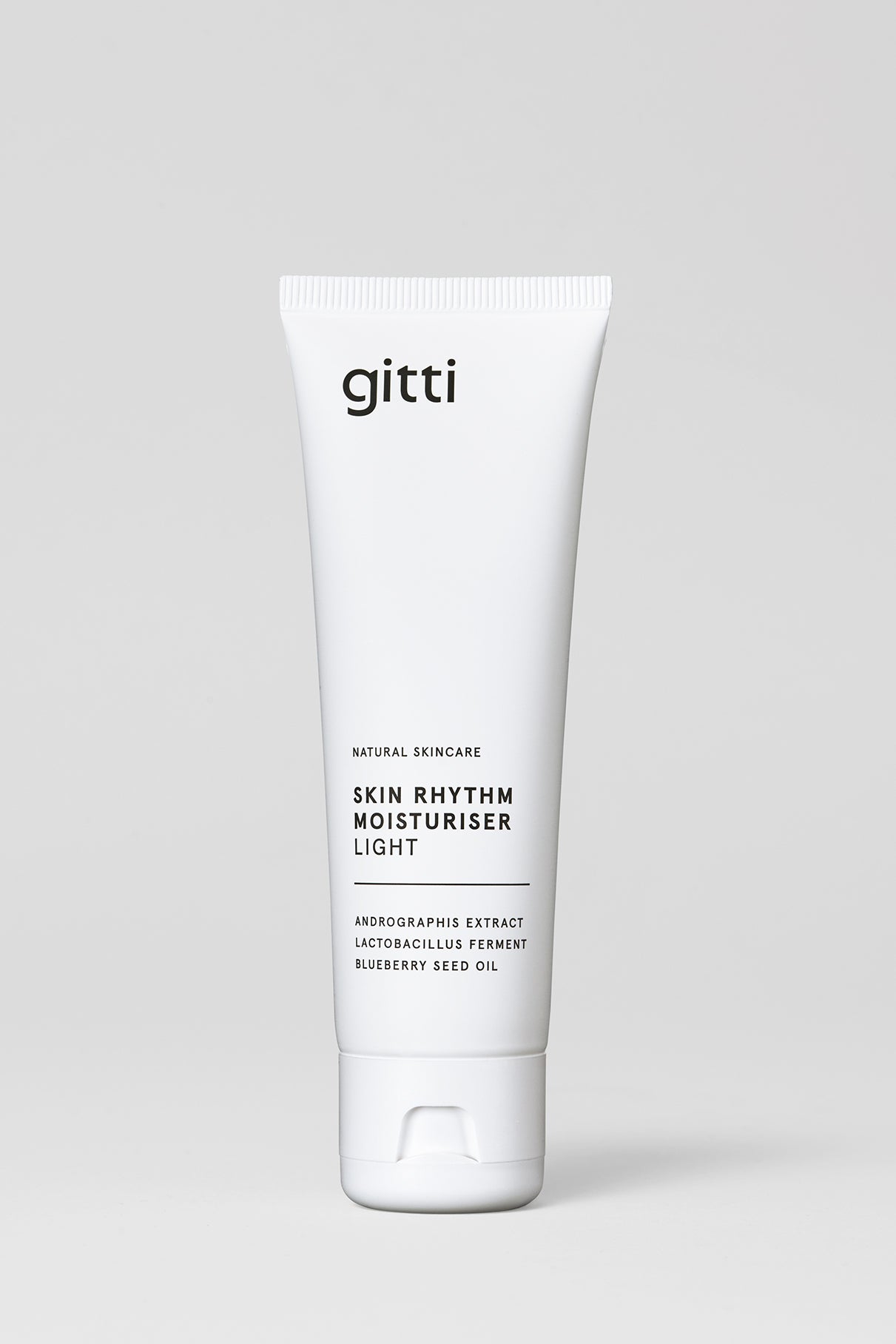 Die weiße Tube mit der Aufschrift Skin Rhythm Moisturiser Light enthält glowfördernde Inhaltsstoffe wie Andrographis-Extrakt, Lactobacillus-Ferment und Heidelbeersamenöl, die Feuchtigkeit spenden und die Hautbarriere unterstützen, vor einem schlichten Hintergrund.