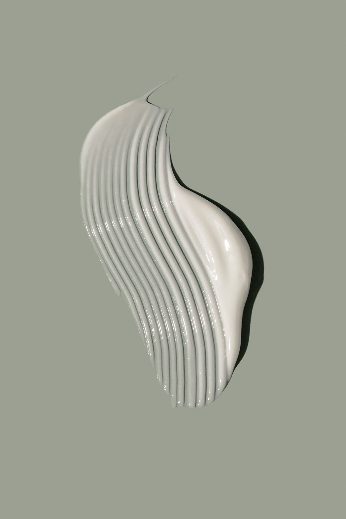 Ein Abstrich weißer Creme mit gleichmäßig verteilten Rillen auf hellgrauem Hintergrund, der die Vorteile von Skin Rhythm Moisturiser Light in Bezug auf Feuchtigkeit und Barriereschutz hervorhebt.