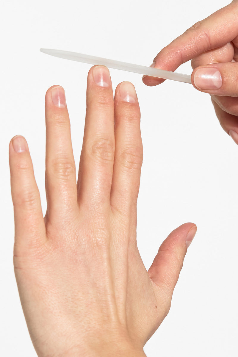 Nägel werden mit der Glasfeile in Form gefeilt