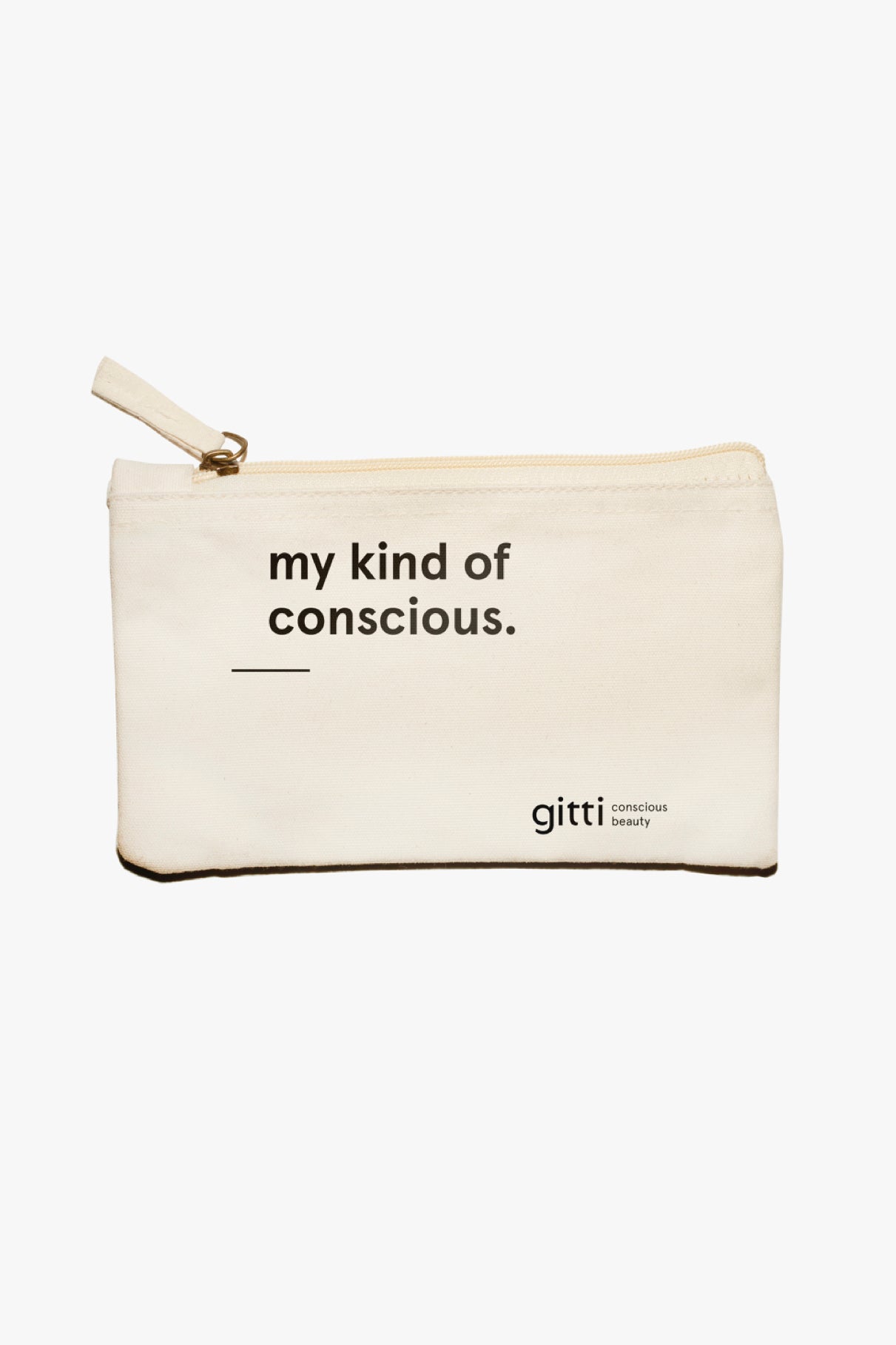 Der Make-Up Bag ist ein beiger Bio-Baumwollbeutel mit Reißverschluss, der mit "my kind of conscious." und "gitti conscious beauty" bedruckt ist - ideal für die stilvolle Aufbewahrung Ihrer Essentials.